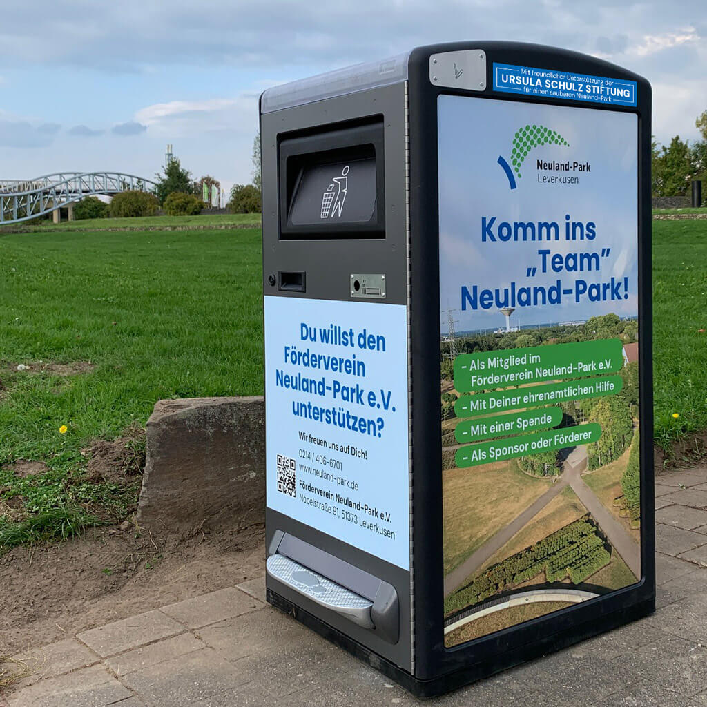 Die Big Bellys im Neuland-Park Leverkusen gehören zu den intelligentesten und modernsten Mülleimern auf dem Markt. Sie sind solarbetrieben, haben unter anderem eine integrierte Presseinrichtung, melden wenn sie geleert werden müssen und sind großartige Werbeträger.